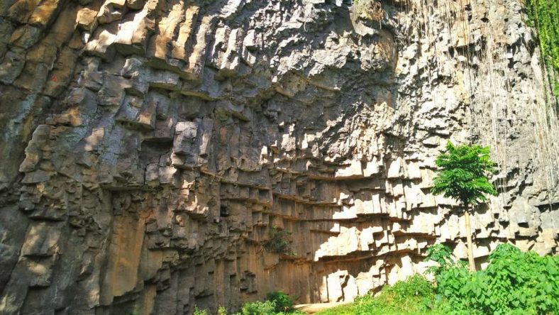 Batu Dinding Kilo Tiga